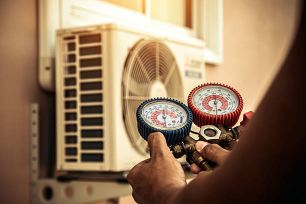 Professional Hvac technician working in Pineland, FL